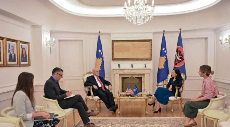 Presidentja Osmani dhe ambasadori i SHBA bisedojnë për uljen e tensioneve në Veri