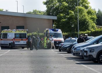 Babai harroi vajzën brenda në makinë, humb jetën 1-vjeçarja në Romë