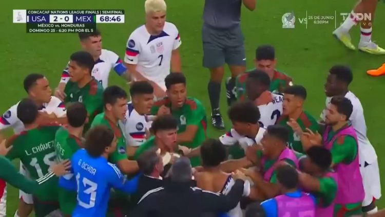 SHBA-ja në finale mes kaosit dhe grushteve përballë Meksikës