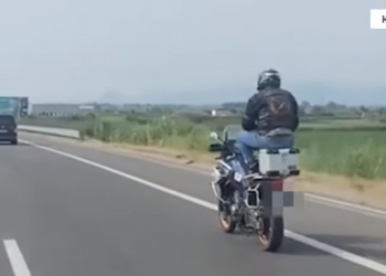 Kreu manovra të rrezikshme me motorr në autostradë, gjobitet 40-vjeçari në Lezhë