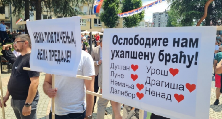 Protesta në Mitrovicë dhe Graçanicë, kërkohet “liri për të gjithë serbët e arrestuar”