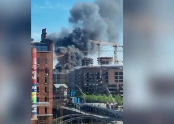 Shpërthen një qendër tregtare në Gjermani, shtëllungat e tymit mbulojnë zonën