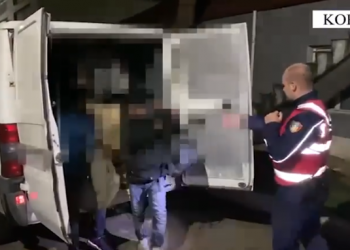 Transportonin emigrantë kundrejt 300-1000 euro, arrestohen dy shtetas në Korçë
