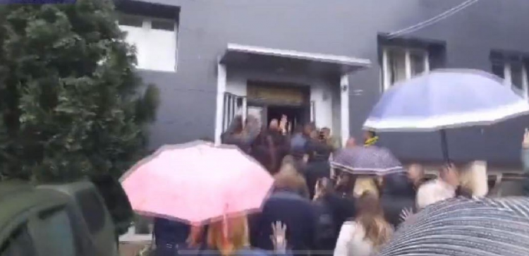 Tension në Veri, protestuesit serbë tentojnë të hyjnë me dhunë në komunën e Leposaviqit