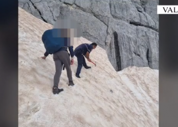 Kishin mbetur të bllokuar në malin e Jezercës, momenti kur shpëtohen dy turistët (VIDEO)