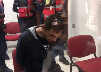 Plagosi me thikë bashkëshorten, gjykata lë në burg 46-vjeçarin në Korçë