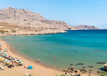 Takohen pas komunikimit virtual, turistja britanike akuzon shqiptarin se e përdhunoi