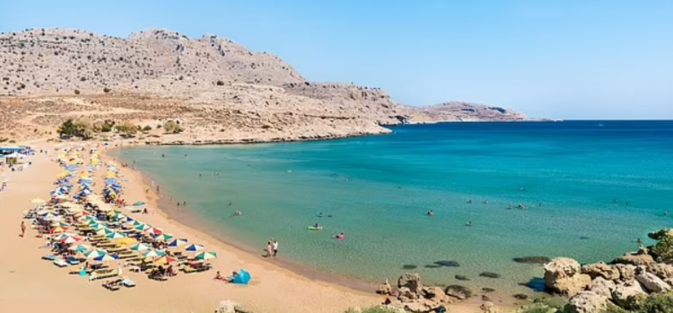 Takohen pas komunikimit virtual, turistja britanike akuzon shqiptarin se e përdhunoi