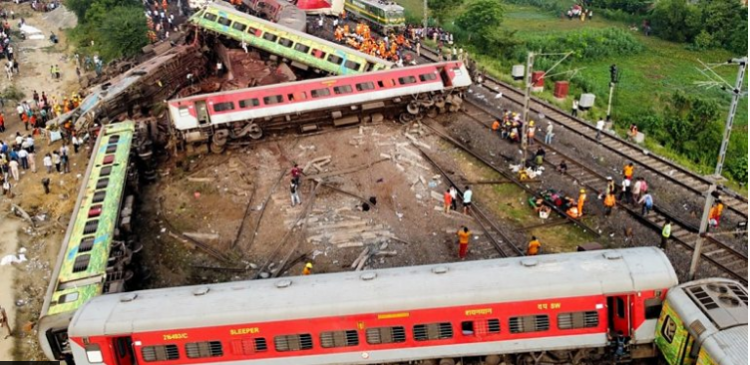 Përplasja tragjike e trenave në Indi, si ka ndodhur ngjarja