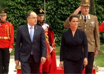 Presidentja e Hungarisë mbërrin në Tiranë, pritet nga Begaj me ceremoni