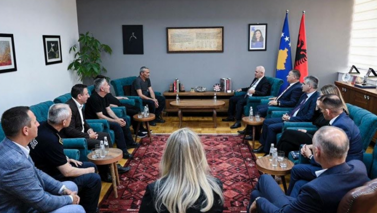 Sveçla takon 3 policët e liruar: Serbia duhet të gjykohet për agresionin e saj
