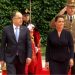 Presidentja e Hungarisë mbërrin në Tiranë, pritet nga Begaj me ceremoni