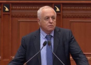 Tritan Shehu në Kuvend: Nuk miratohet dënimi i gjenocidit serb se mërzitet Vuçiç
