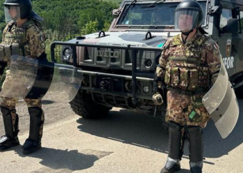 KFOR dënon sulmet ndaj gazetarëve: Policia përgjegjëse për sigurimin e sundimit të ligjit