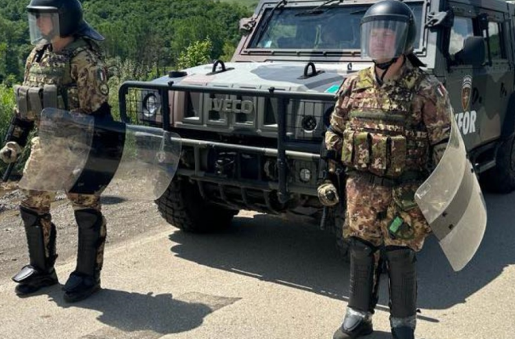 KFOR dënon sulmet ndaj gazetarëve: Policia përgjegjëse për sigurimin e sundimit të ligjit