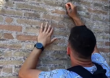 Shkruajti emrin në muret e Koloseut në Romë, turisti rrezikon të gjobitet dhe burgoset