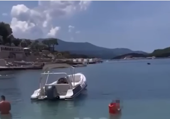Policia bllokon një gomone në Ksamil, gjobit me 10 mijë lekë pronarin