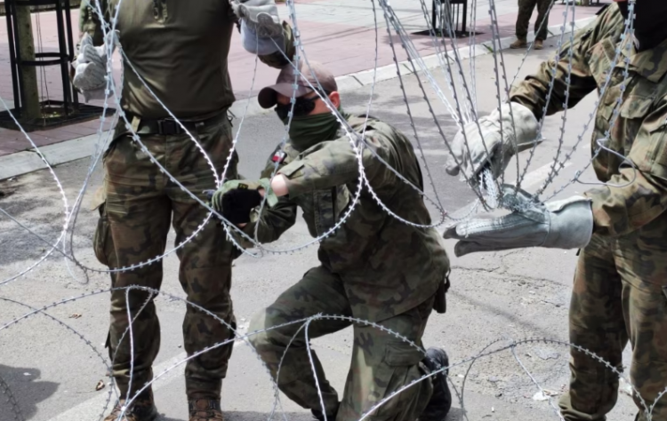 Situata paraqitet më e qetë, KFOR heq telat me gjemba në veri të Kosovës