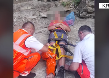U dëmtua duke eksploruar “Syrin e Ciklopit”, policia i vjen në ndihmë turistit çek