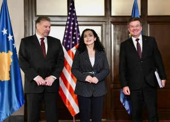 Vjosa Osmani pret në takim të dërguarit e SHBA dhe BE