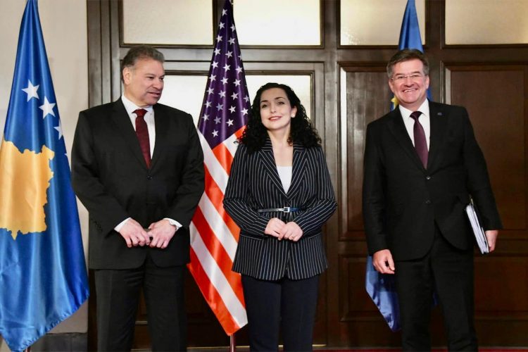 Vjosa Osmani pret në takim të dërguarit e SHBA dhe BE