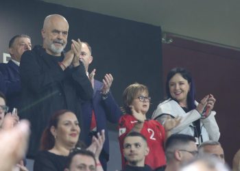 Rama i shoqëruar nga Zaho dhe bashkëshortja, ndjek Kombëtaren në “Air Albania”