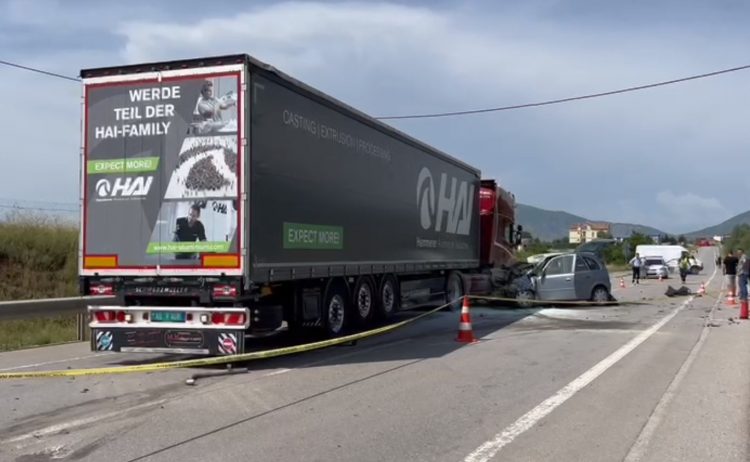 Trajleri përplaset me makinën në aksin Korçë-Bilisht, një i vdekur