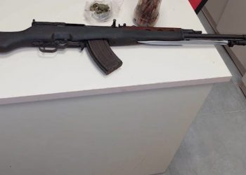 Kanosi me pushkë xhaxhain për çështje pronash, arrestohet 29-vjeçari në Shkodër