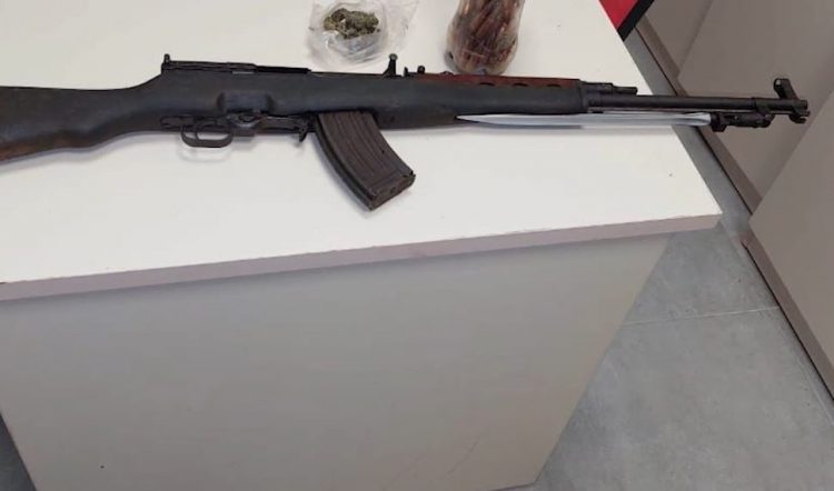 Kanosi me pushkë xhaxhain për çështje pronash, arrestohet 29-vjeçari në Shkodër