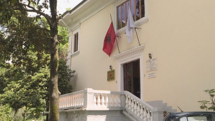 Vendimi për mbylljen e institucionit, Akademia e Studimeve Albanologjike padit qeverinë