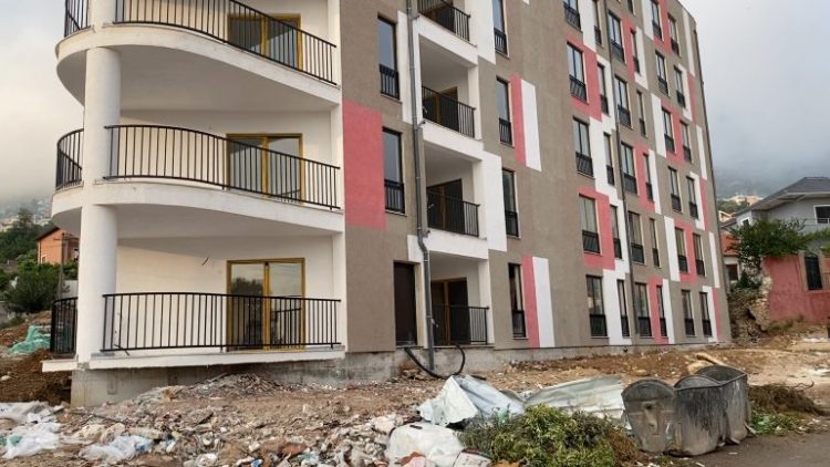 Krujë/ Po punonin në pallatin e rindërtuar, ashensori zë poshtë dy punëtorët