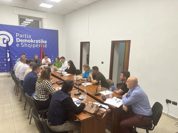 Mbledhja e kryesisë së PD, marrin pjesë vetëm 17 deputetë
