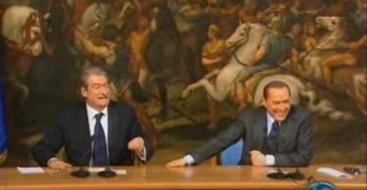 Batuta e Berlusconit në konferencën me Berishën: Do lemë vetëm skafet me vajza të bukura