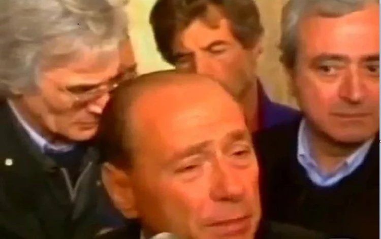 VIDEO/ Momenti kur Berlusconi u përlot për tragjedinë e Otrantos