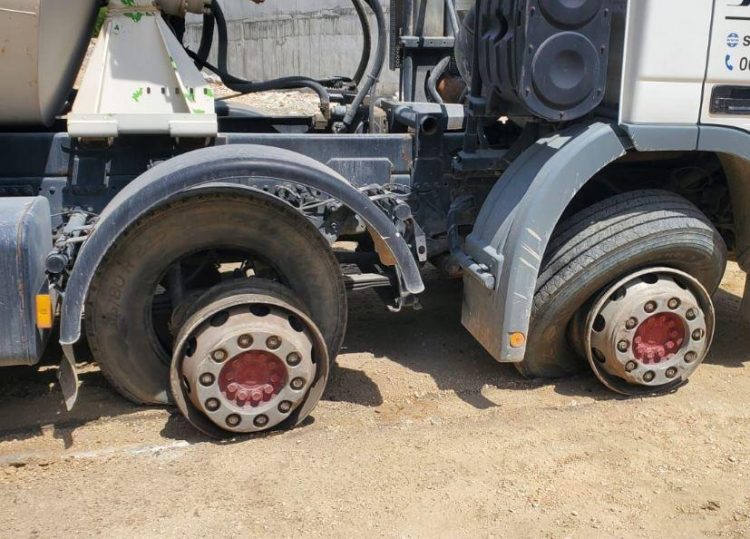 Tiranë/Shkëputet teli i energjisë, nga shkarkesa çahet goma e betonieres