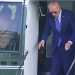 Pas rrëzimit, Biden pëson tjetër incident, godet kokën duke zbritur nga helikopteri