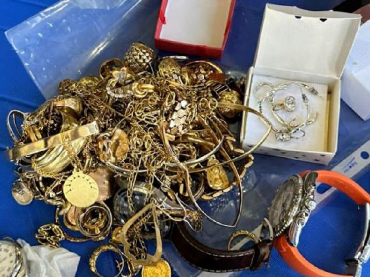 Po fuste kontrabandë në Shqipëri bizhuteri floriri, arrestohet shoferi i furgonit