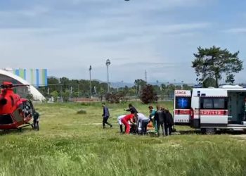 U plagos me thikë nga bashkëshorti, 38-vjeçarja transportohet me helikopter drejt Traumës