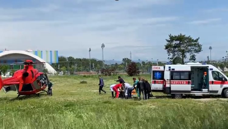 U plagos me thikë nga bashkëshorti, 38-vjeçarja transportohet me helikopter drejt Traumës