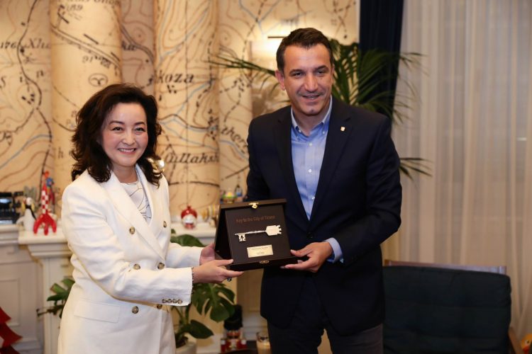 Veliaj i jep ambasadorja Yuri Kim “Çelësin e Qytetit”: Quaje Tiranën si shtëpinë tënde