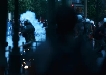 Mbytja e anijes me 400 emigrantë, qytetarët protestojnë në Greqi (FOTO)