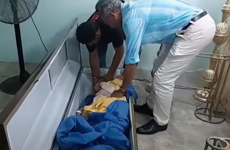 Video/Mjekët e shpallën të vdekur, 5 orë më vonë gruaja ringjallet në arkivol