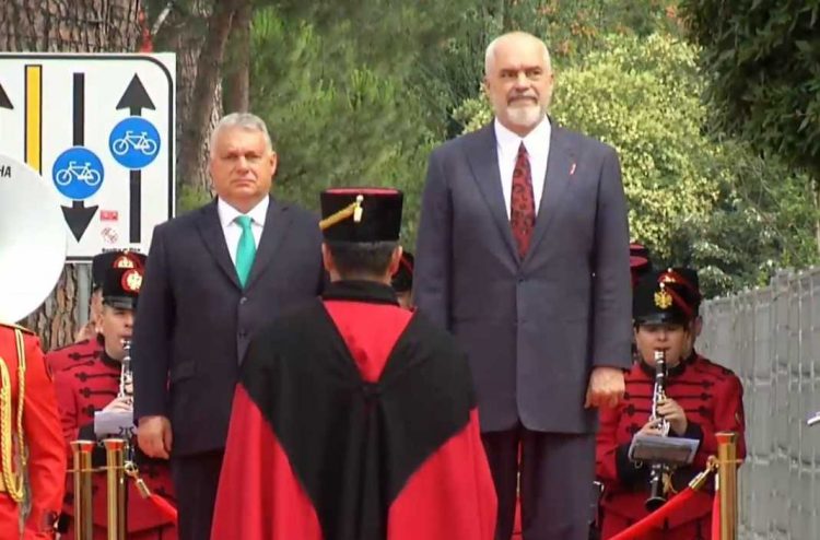 Video/Orbán mbërrin në Tiranë, pritet me nderime të larta shtetërore