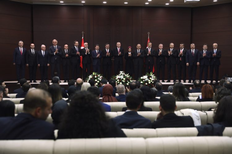 Kreu i shërbimeve inteligjente merr Ministrinë e Jashtme, ndryshime në kabinetin Erdogan