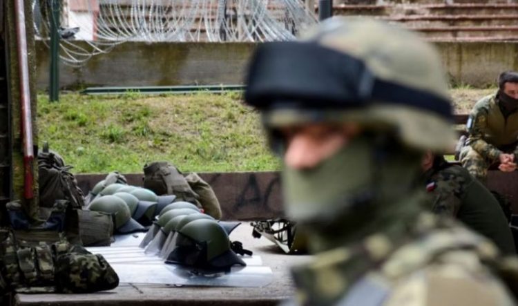 Tensionet në veri, trupa shtesë të NATO-s mbërrijnë në Kosovë