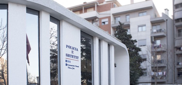 Pezullohet polici, arrestoi pa arsye qytetarin, e dhunoi dhe në fund e kallëzoi penalisht