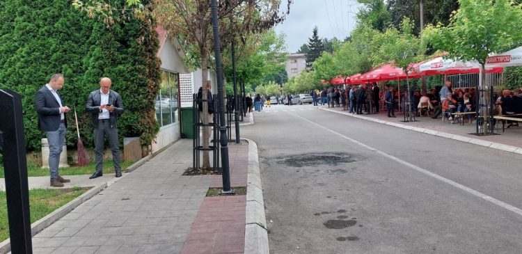 Tensionet në veri të Kosovës, kreu i Listës Serbe shfaqet me protestuesit në Zveçan