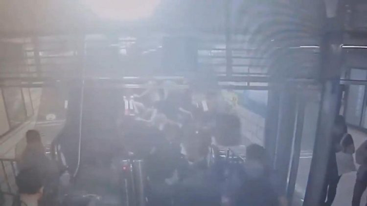 Video/ Shkallët lëvizëse ndryshojnë drejtim papritur, 3 të lënduar rëndë