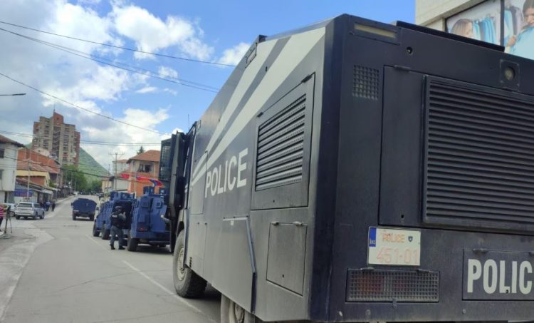 Rikthehen tensionet në veri të Kosovës, sulmohet ekipi i gazetarëve