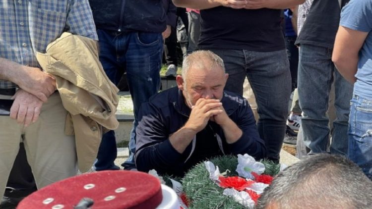 Humbën jetën nga përmbytjet në Pejë, ​përcillen për në banesën e fundit nënë e bir (Foto)